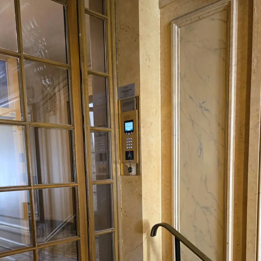 Installation d'interphone Intratone à Paris par OFIP Serrurerie