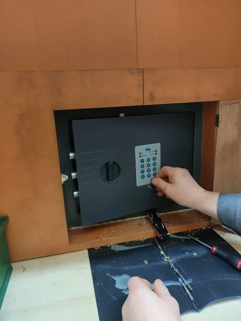 Installation professionnelle de coffre-fort à Paris par OFIP Serrurerie