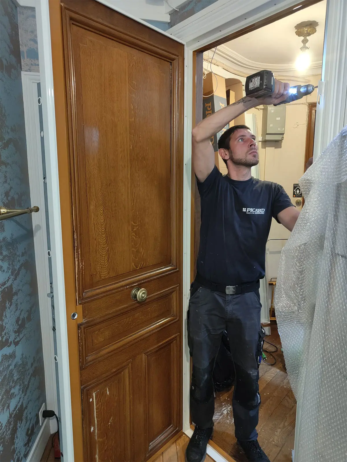 OFIP Serrurerie – installation de porte blindée à Paris, serrurier agréé A2P avec 30 ans d’expérience, spécialiste immeubles parisiens.