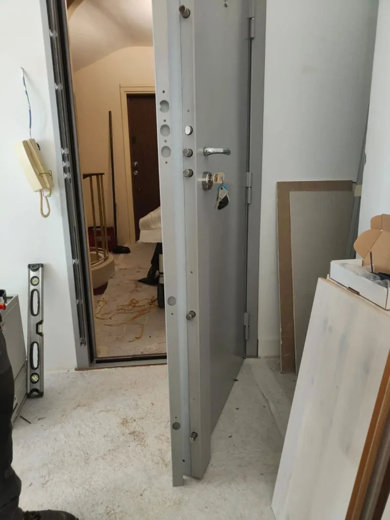 Installation professionnelle de serrure haute sécurité par OFIP Serrurerie à Paris