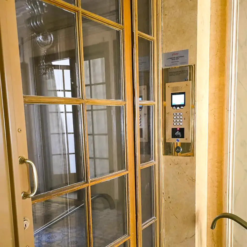 Installation contrôle d'accès immeuble Paris - digicodes badges RFID OFIP Serrurerie Dormakaba