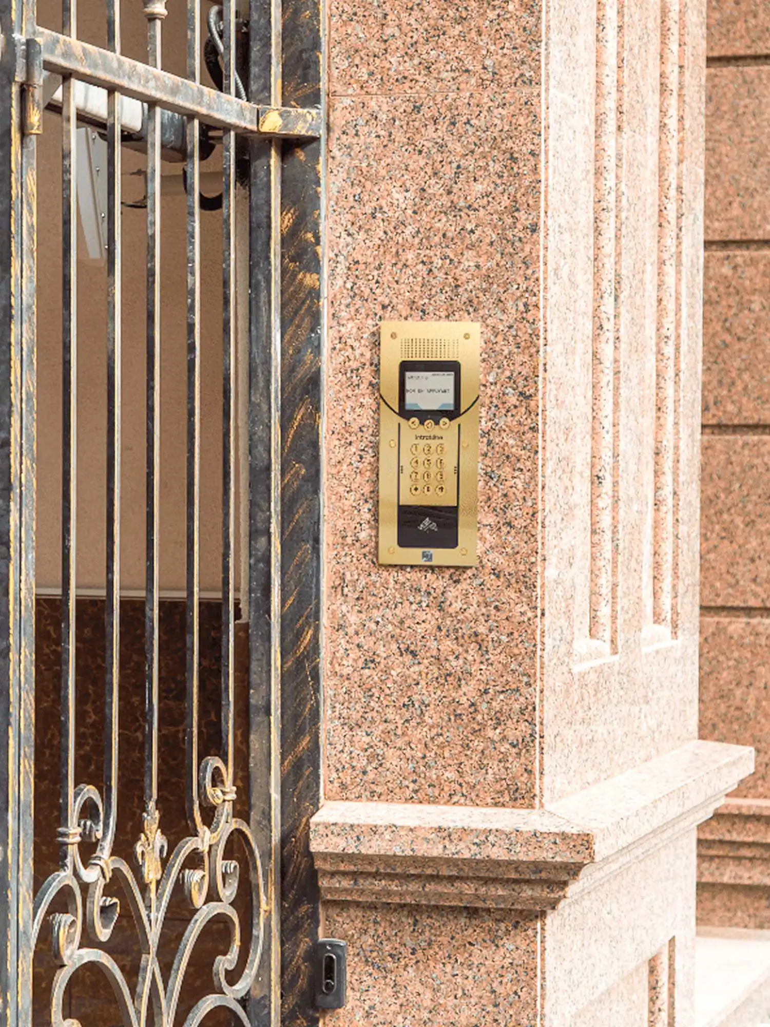 Installation interphone connecté Intratone copropriété Paris OFIP Serrurerie