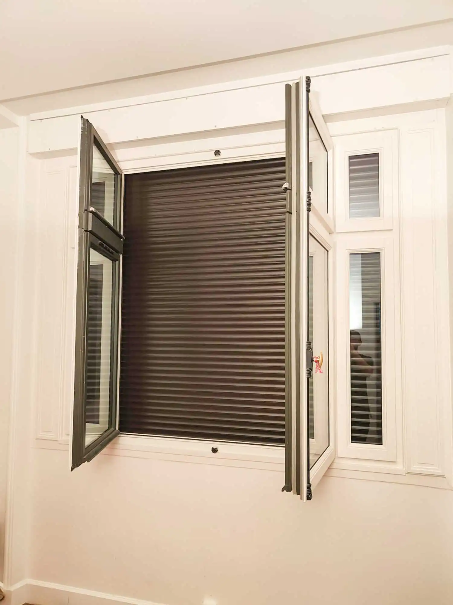 Installation volets roulants motorisés Paris OFIP Serrurerie - monobloc solaire traditionnel