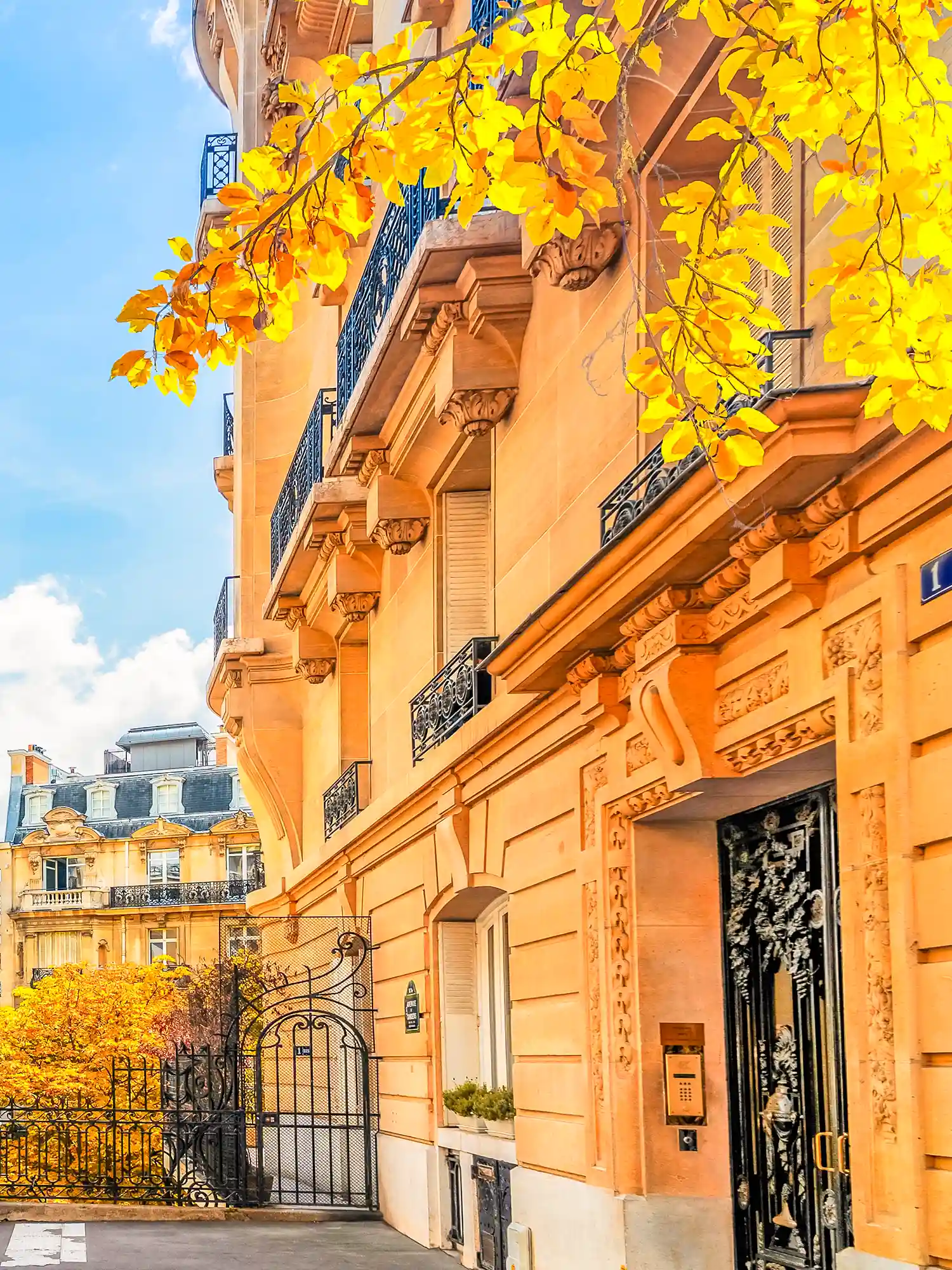 Serrurier professionnel OFIP intervenant sur une porte blindée à Paris
