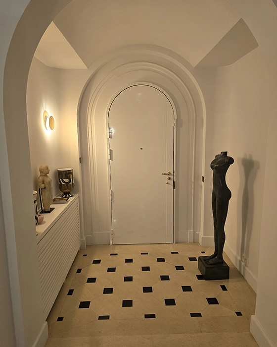 Installation porte blindée certifiée A2P dans un appartement parisien par OFIP Serrurerie