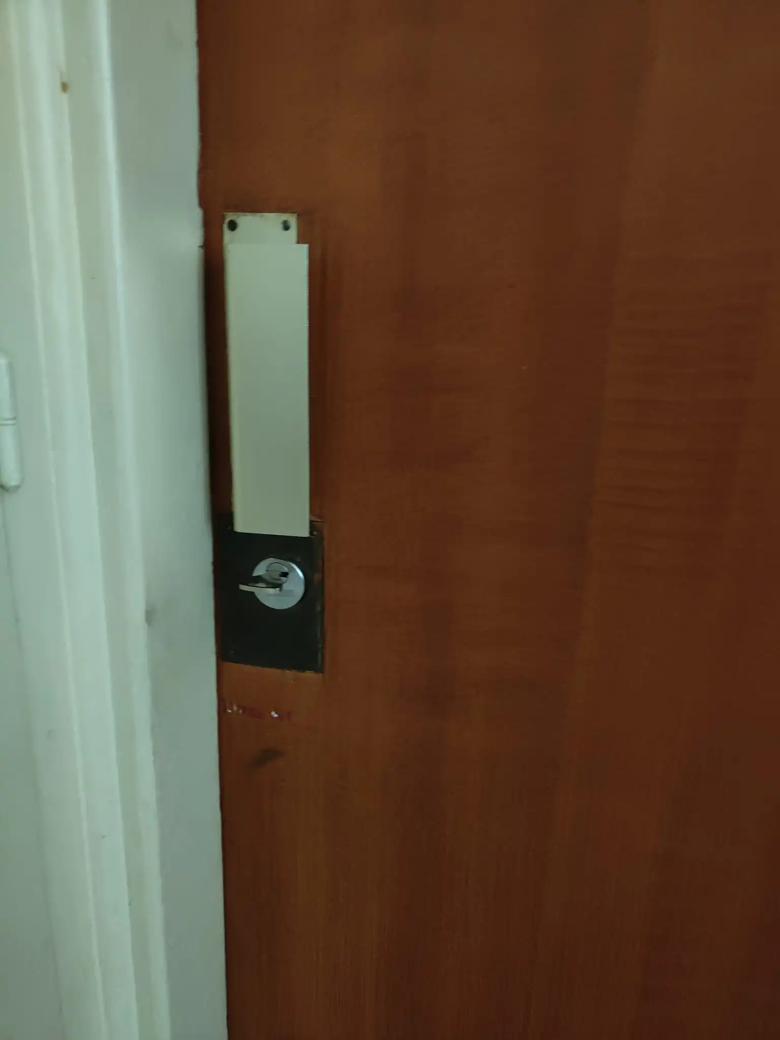 Porte parisienne équipée d'un cylindre Bricard XKS par OFIP Serrurerie