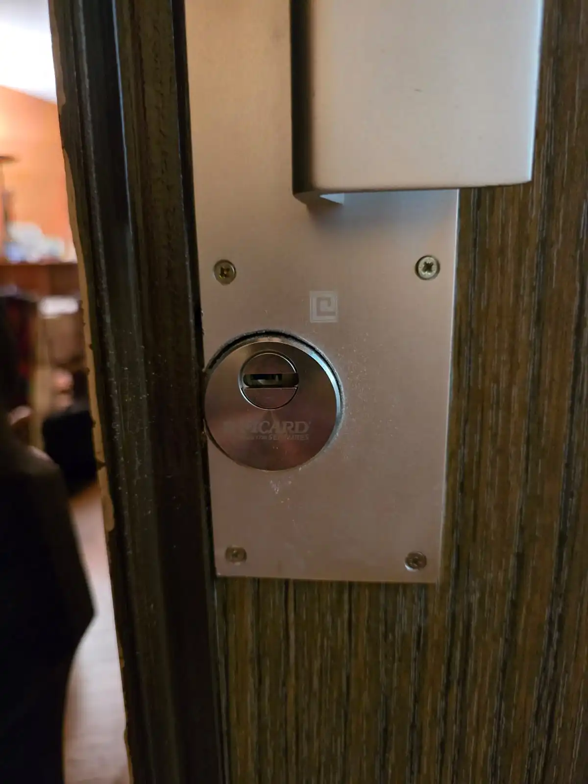 Porte équipée d'un cylindre Vachette Radial NT par OFIP Paris