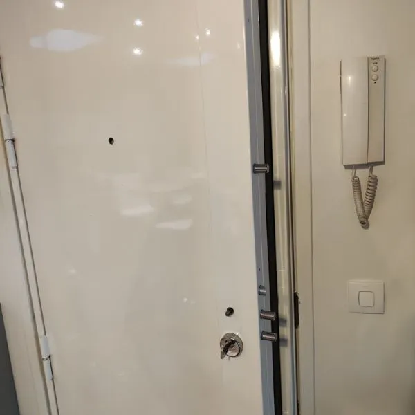 Porte palière avec serrure multipoints carénée installée par OFIP