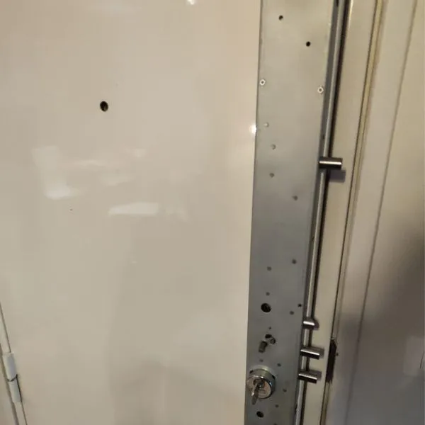 Porte d'appartement parisien équipée d'une serrure multipoints OFIP